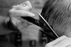 Retrouvez les compléments capillaires Hairskeen dans notre institut parisien situé dans le 1er arrondissement Hairskeen complément capillaire institut Paris Vendôme